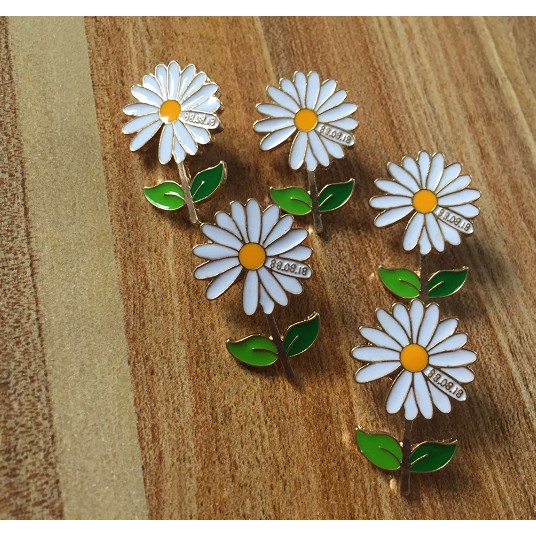 daisy brooch