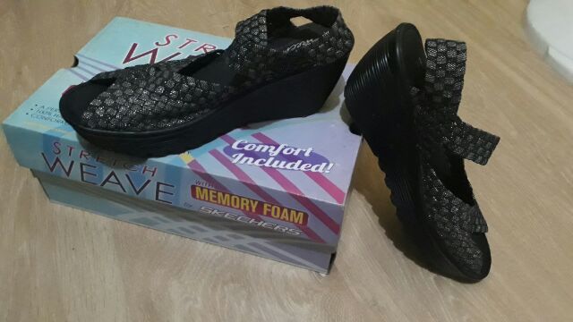 skechers stretch weave memory foam