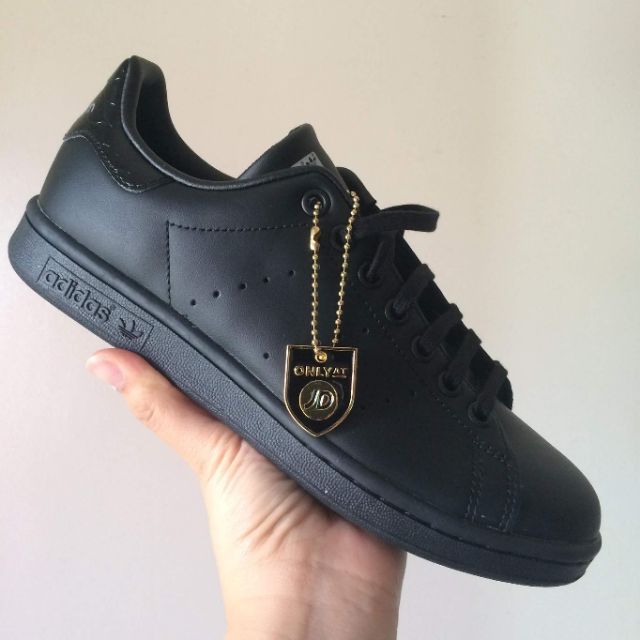 adidas triple black stan smith