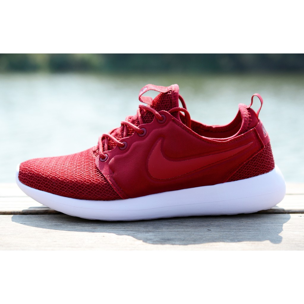 nike roshe two maroon