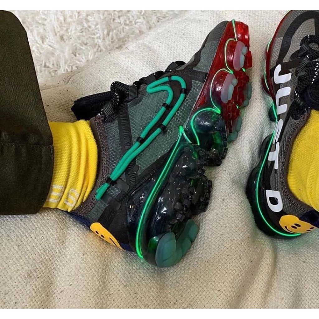 nike vapormax smiley face