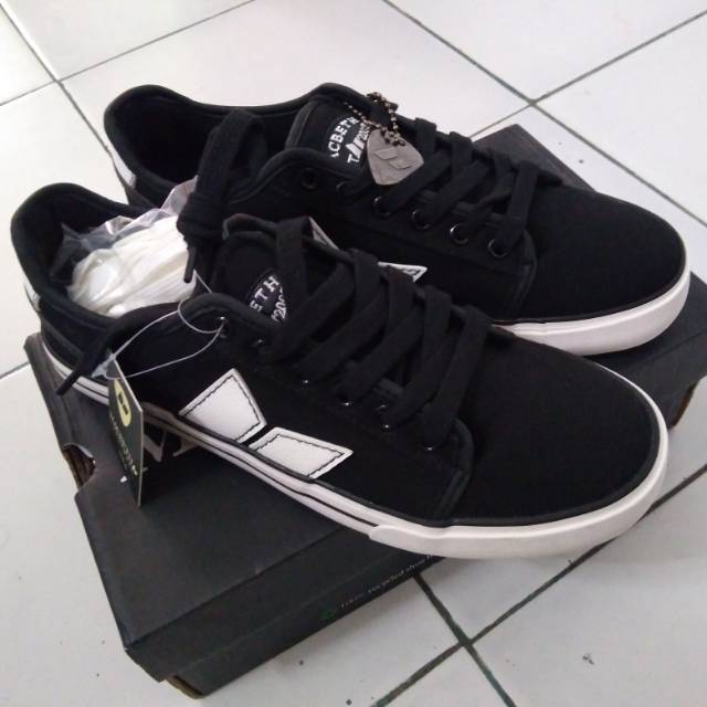 macbeth skate shoes