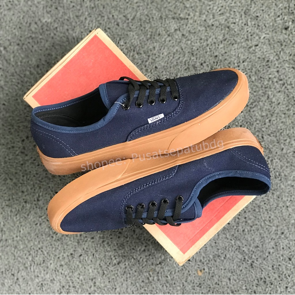 navy and gum vans