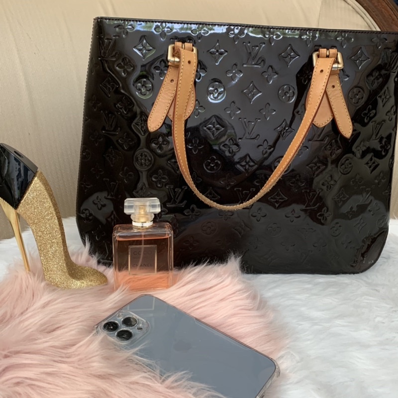 shiny black louis vuitton bag