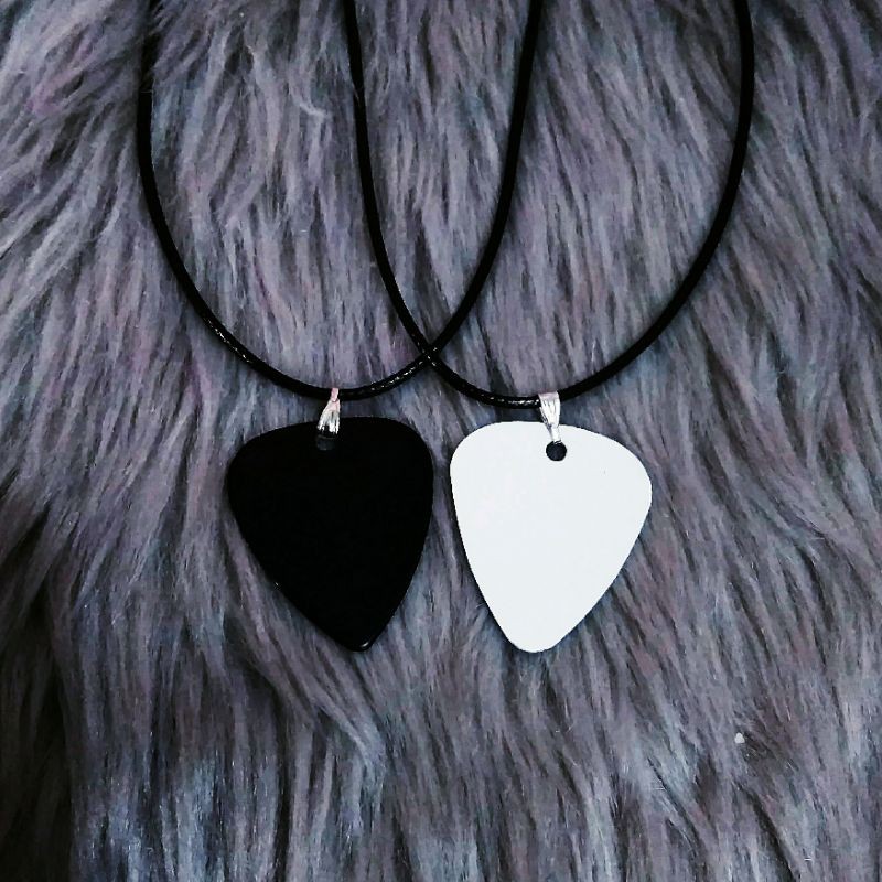 偽物注意 GUITAR PICK NECKLACE BLACK ネックレス