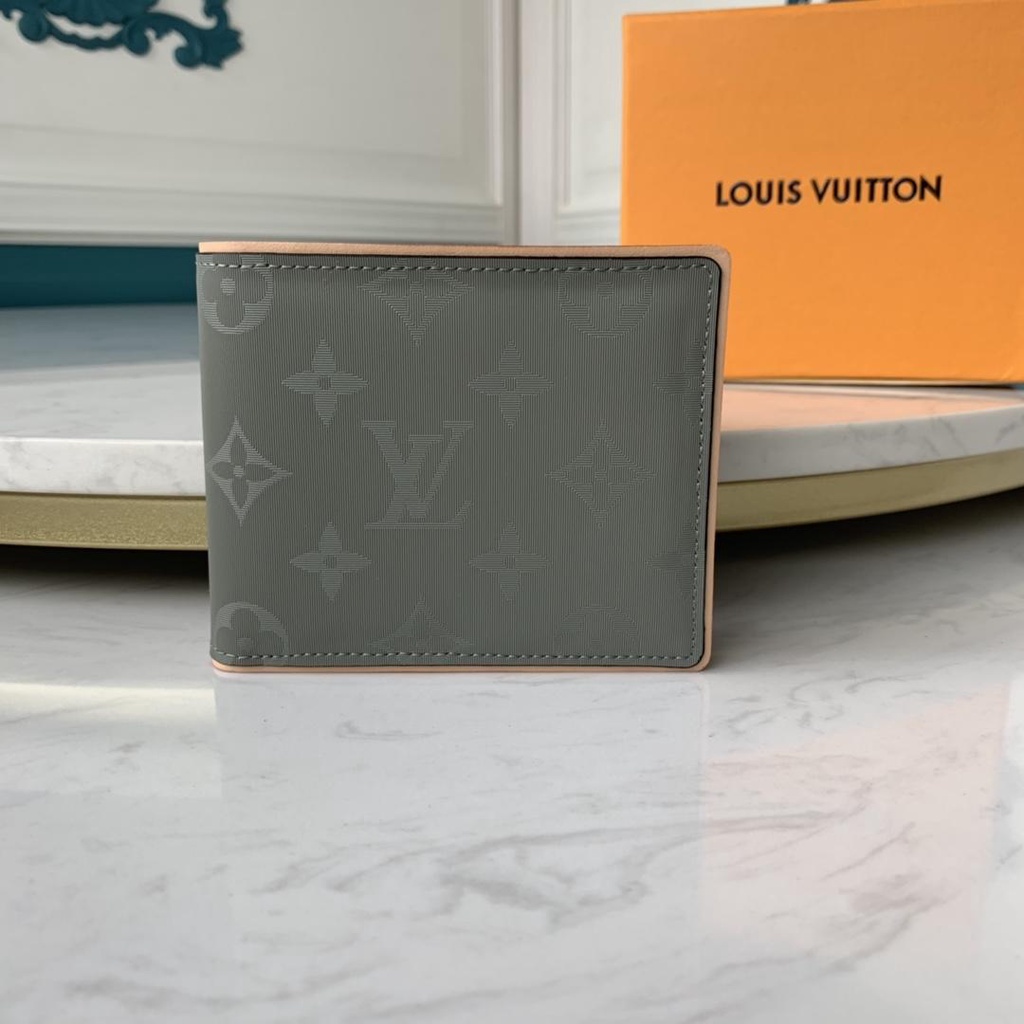 LV wallet counter quality! The MULTIPLE wallet M63297 Monogram Titanium