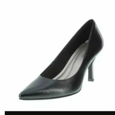 payless black pumps