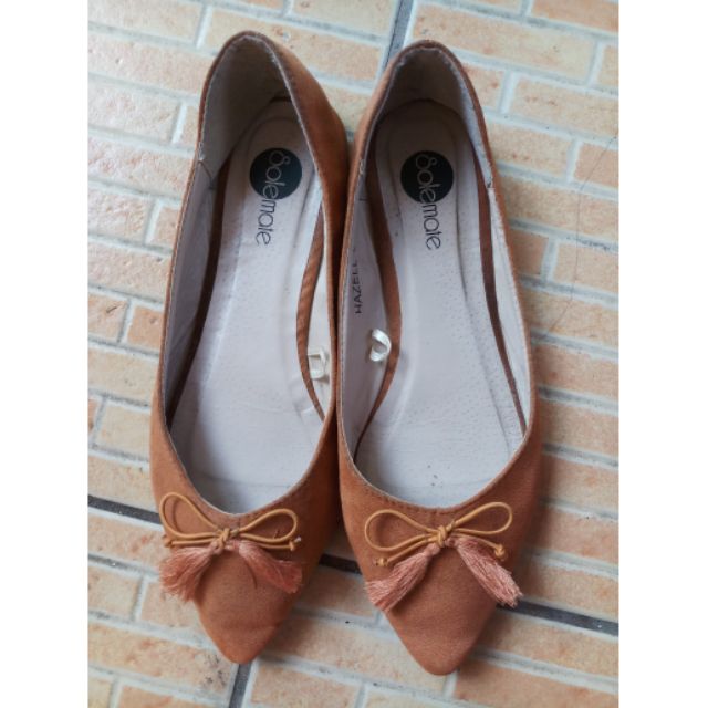 tan pointed shoes