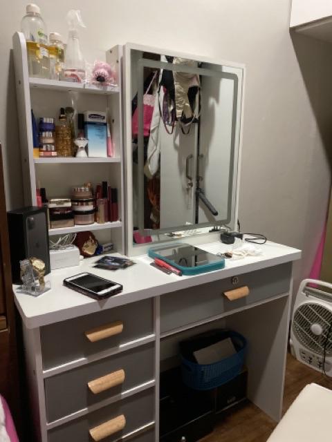 dressing table with mirror and lights