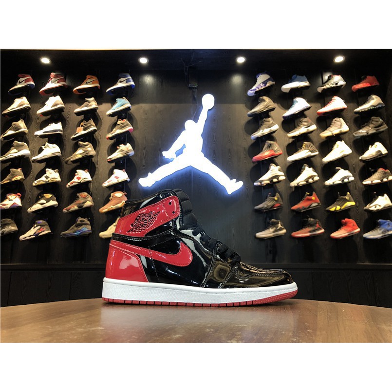 jordan retro 1 red black