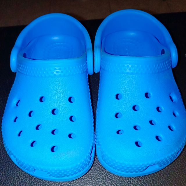 how to identify original crocs sandals
