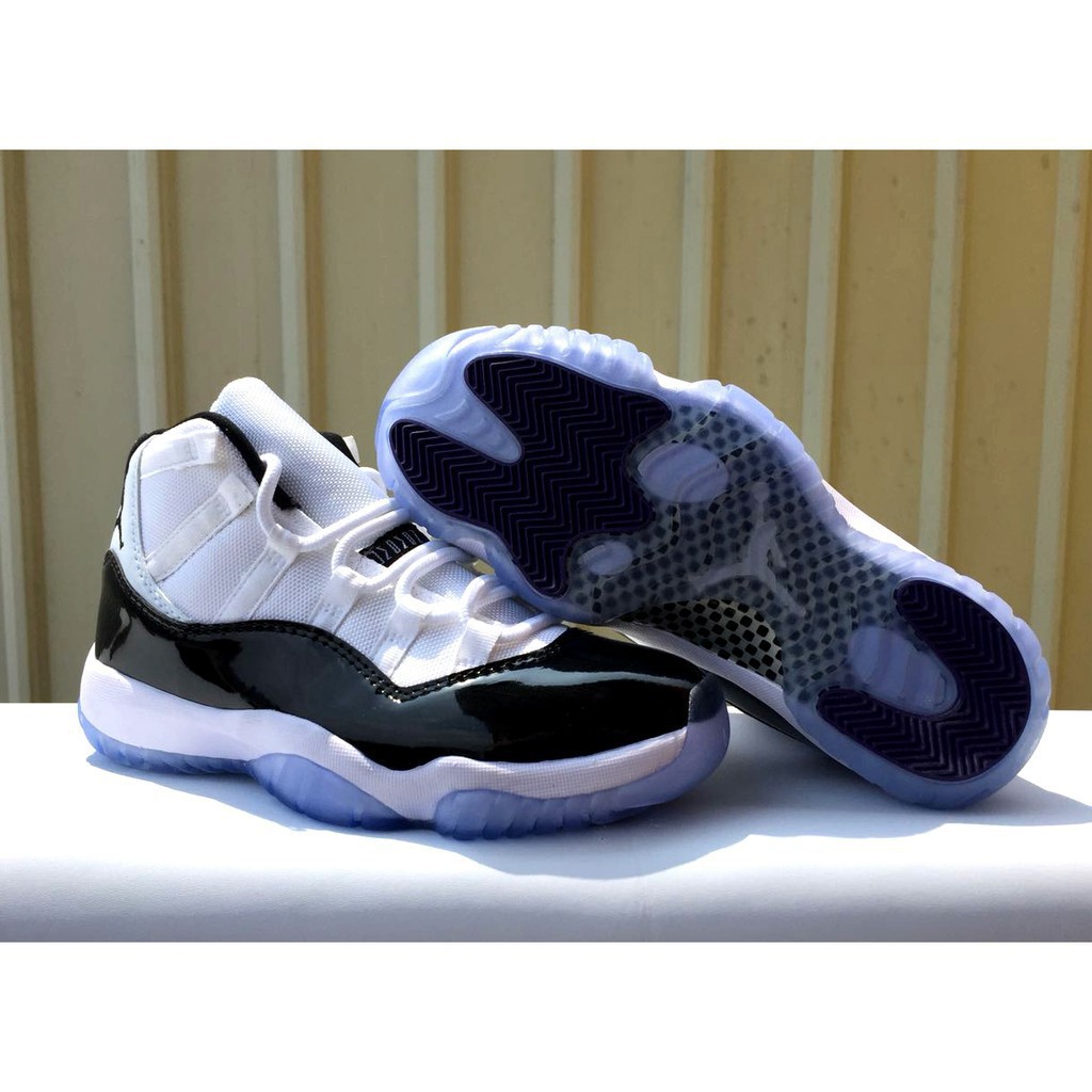 black jordan 11 low top