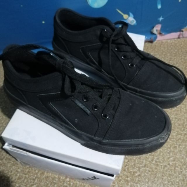all black airwalk shoes