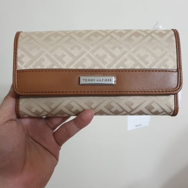 tommy hilfiger wallet tan