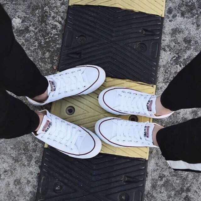 converse shoes couple