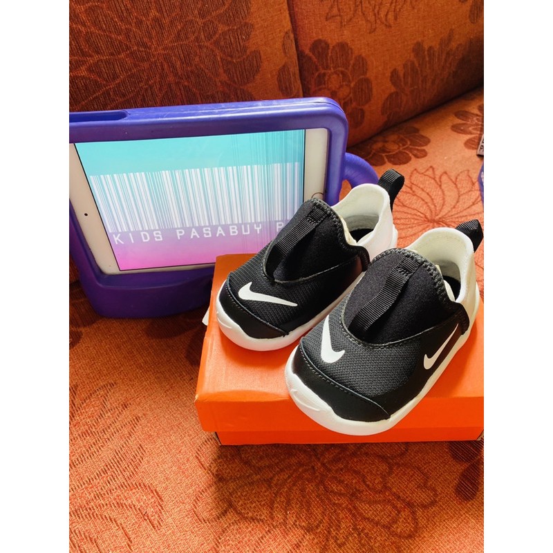 nike lil swoosh