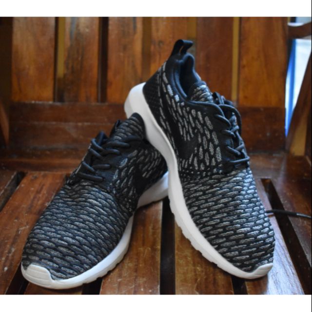 nike roshe run flyknit black