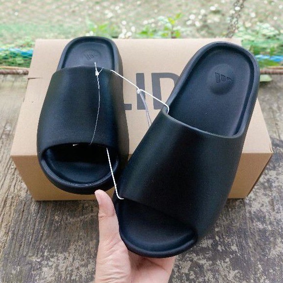 yeezy slide black
