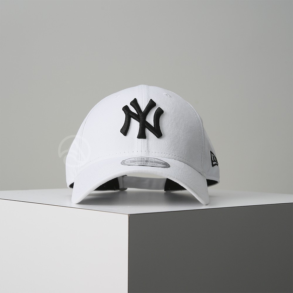 white yankees hat