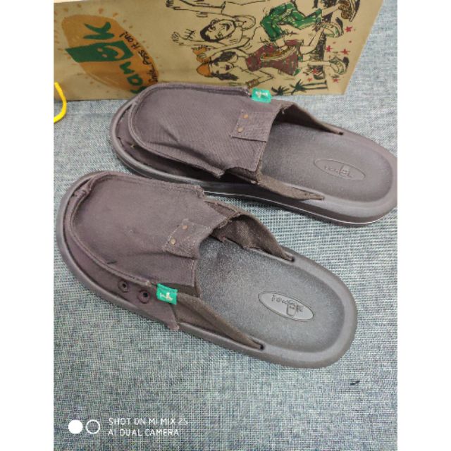 places that sell sanuk shoes