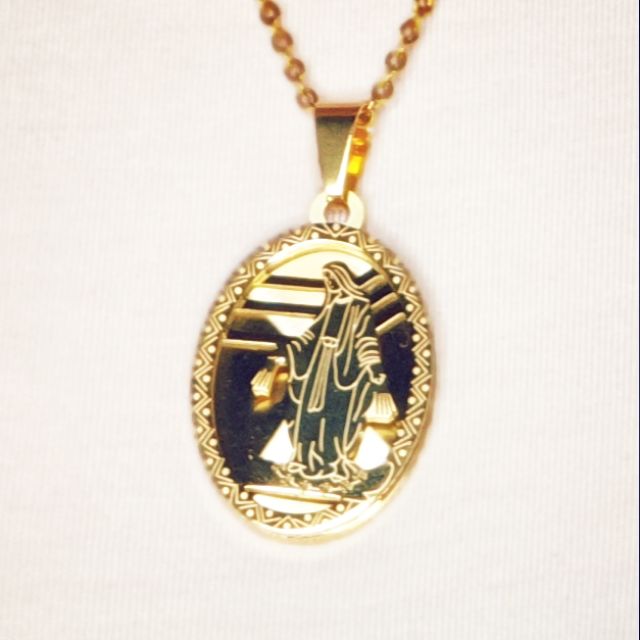 necklace with mama mary pendant