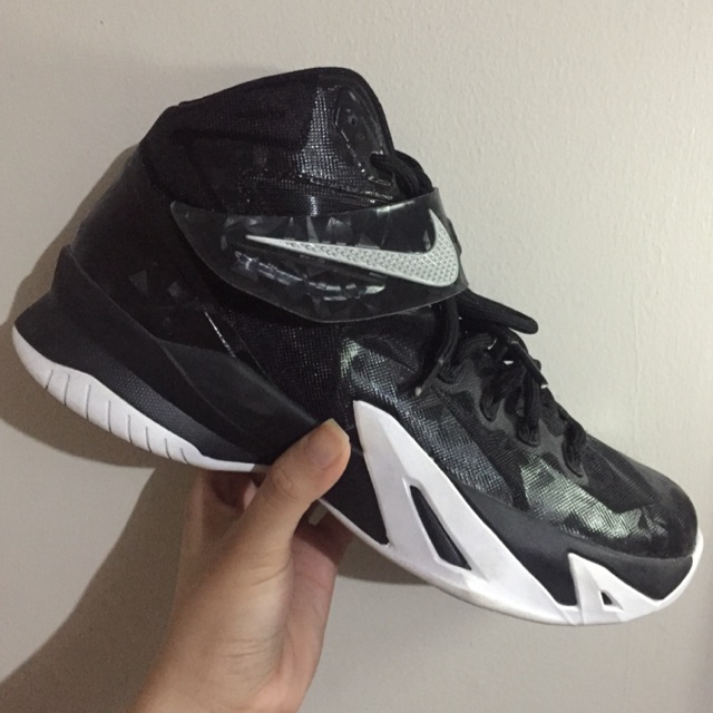 lebron james shoes zoom