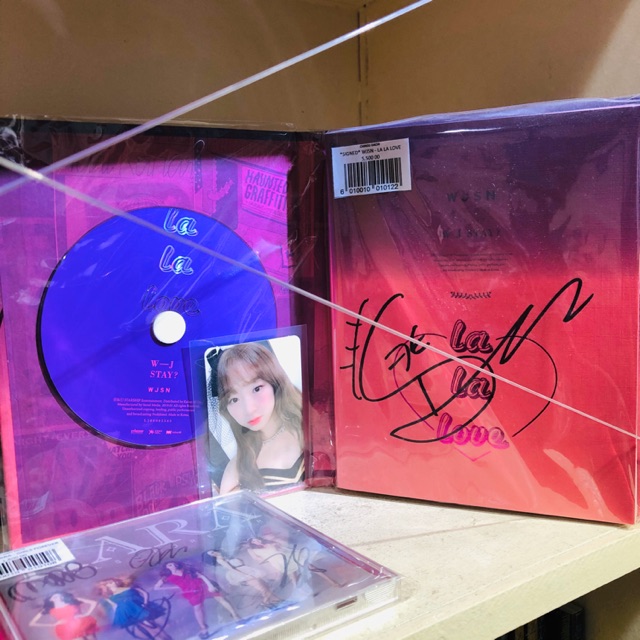 Signed Wjsn Cosmic Girls La La Love Album Photobook Signed By Yeoreum Shopee Philippines