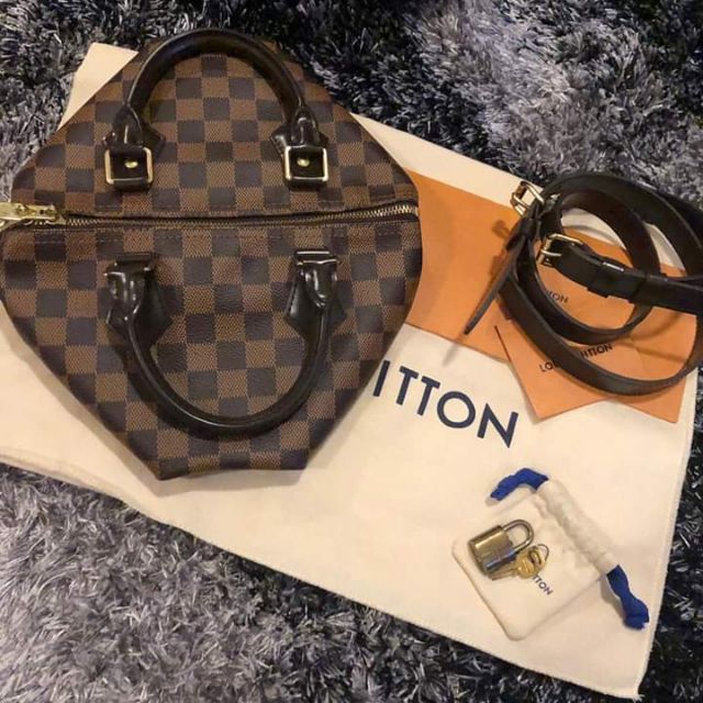 sports bag with shoe compartment
