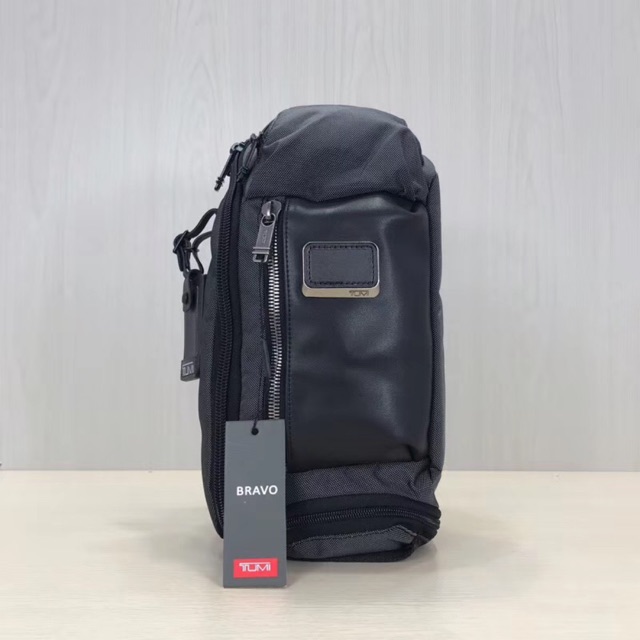 tumi kelley sling