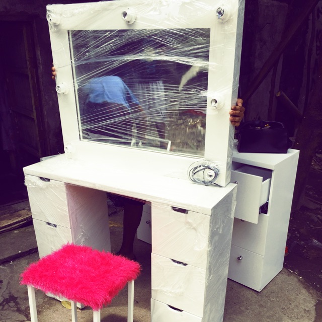 vanity dresser with lighted mirror