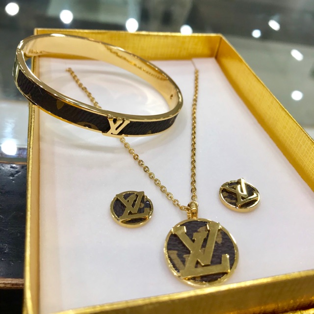 Erfaren person gys tragt LV Inspired Jewelry set | Shopee Philippines