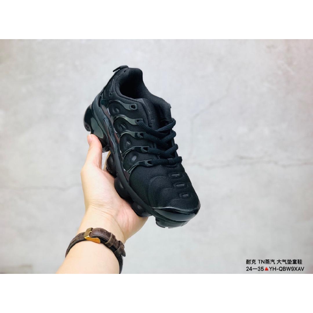 black vapormax plus boys