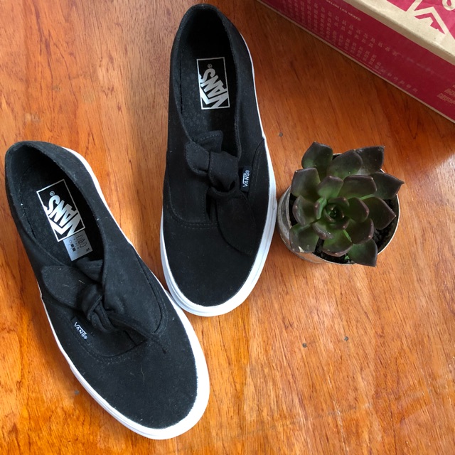 black knotted vans