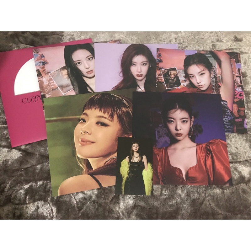 Itzy Guess Who Pob Lia Hidden Card With Postcards Shopee Philippines 7193