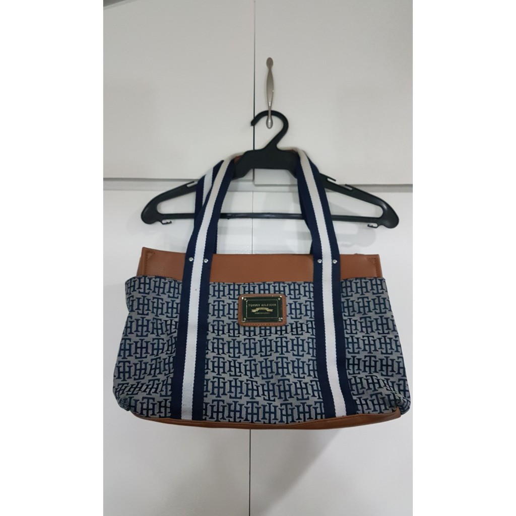 tommy hilfiger hand purse