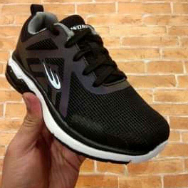 world balance all black shoes