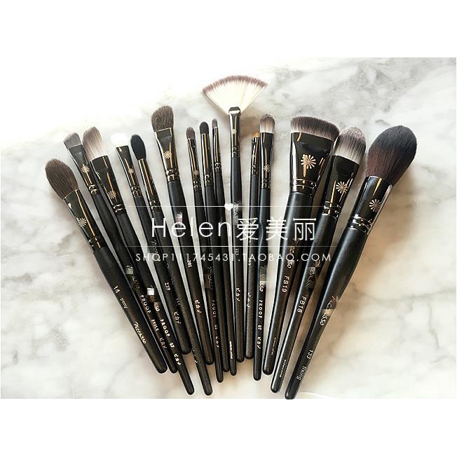 pack of makeup brushes