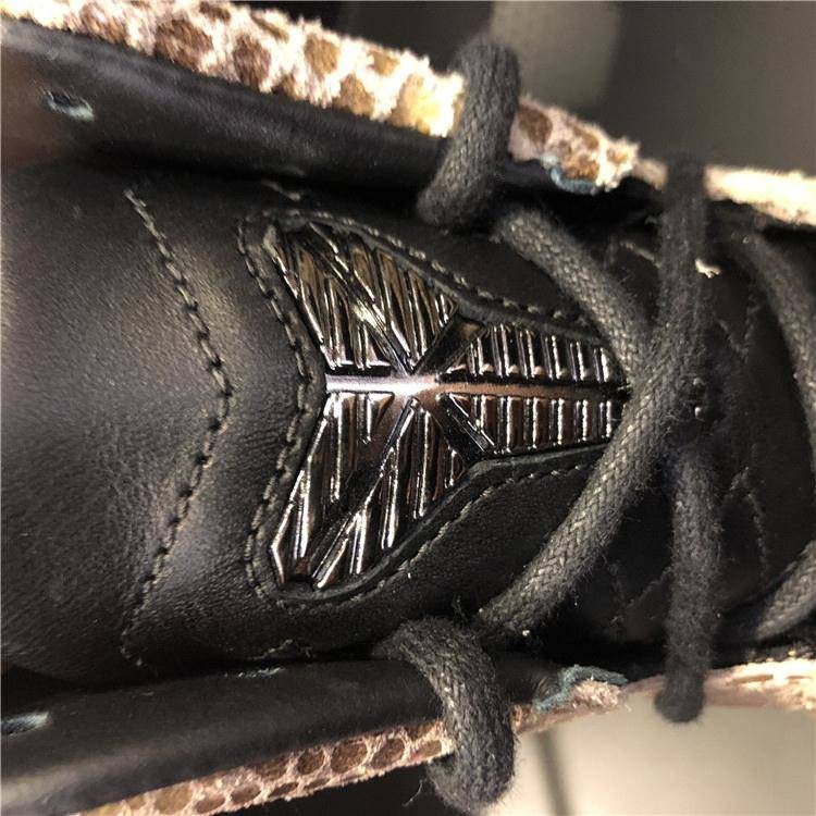 kobe bryant snakeskin shoes