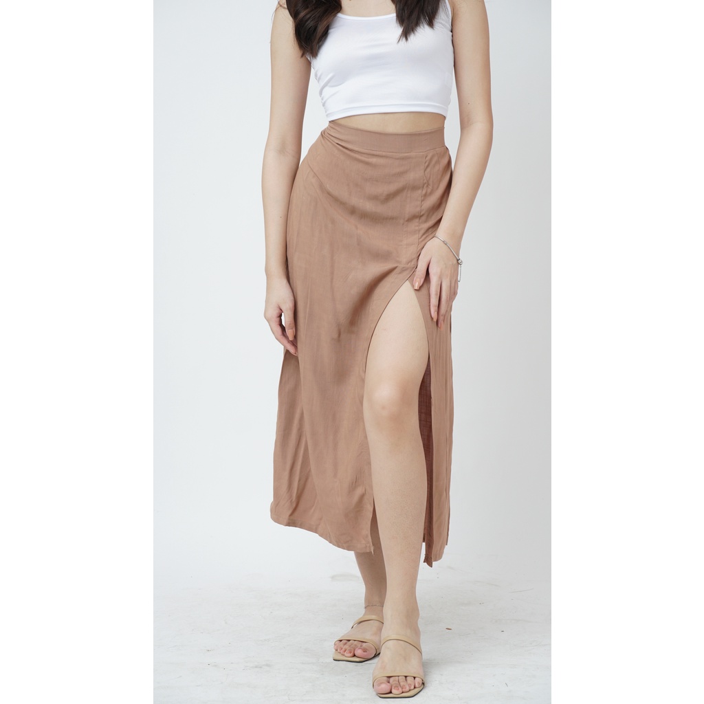 skirt with a slit