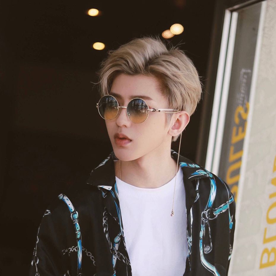 Web Celebrity In Same Boys Wig Points Without Liu Haixiu Face