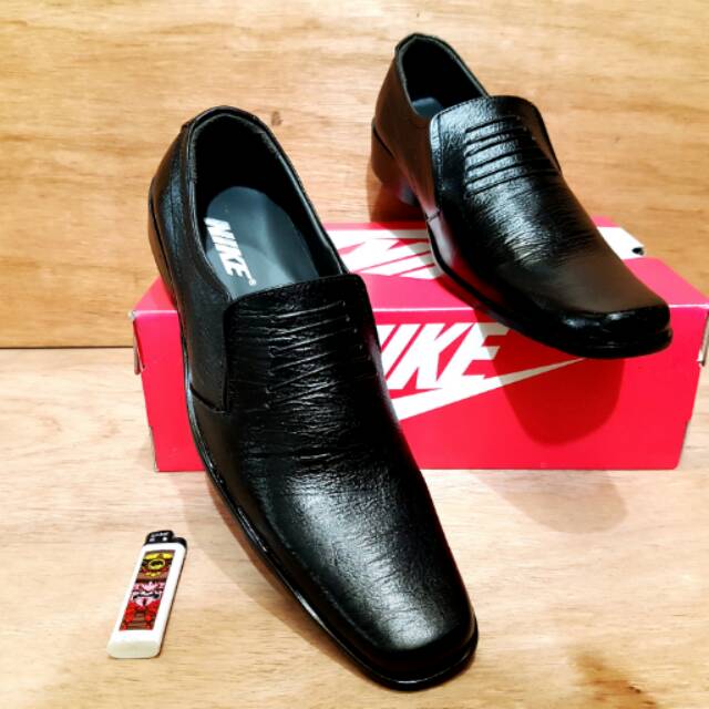 nike leather loafers