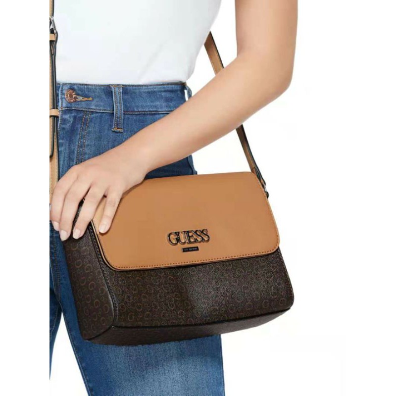 muze logo shoulder bag