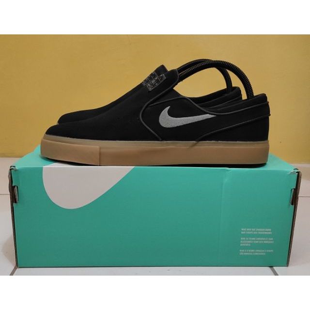 black and gum nike sb