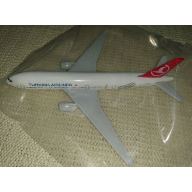 turkish airlines toy plane