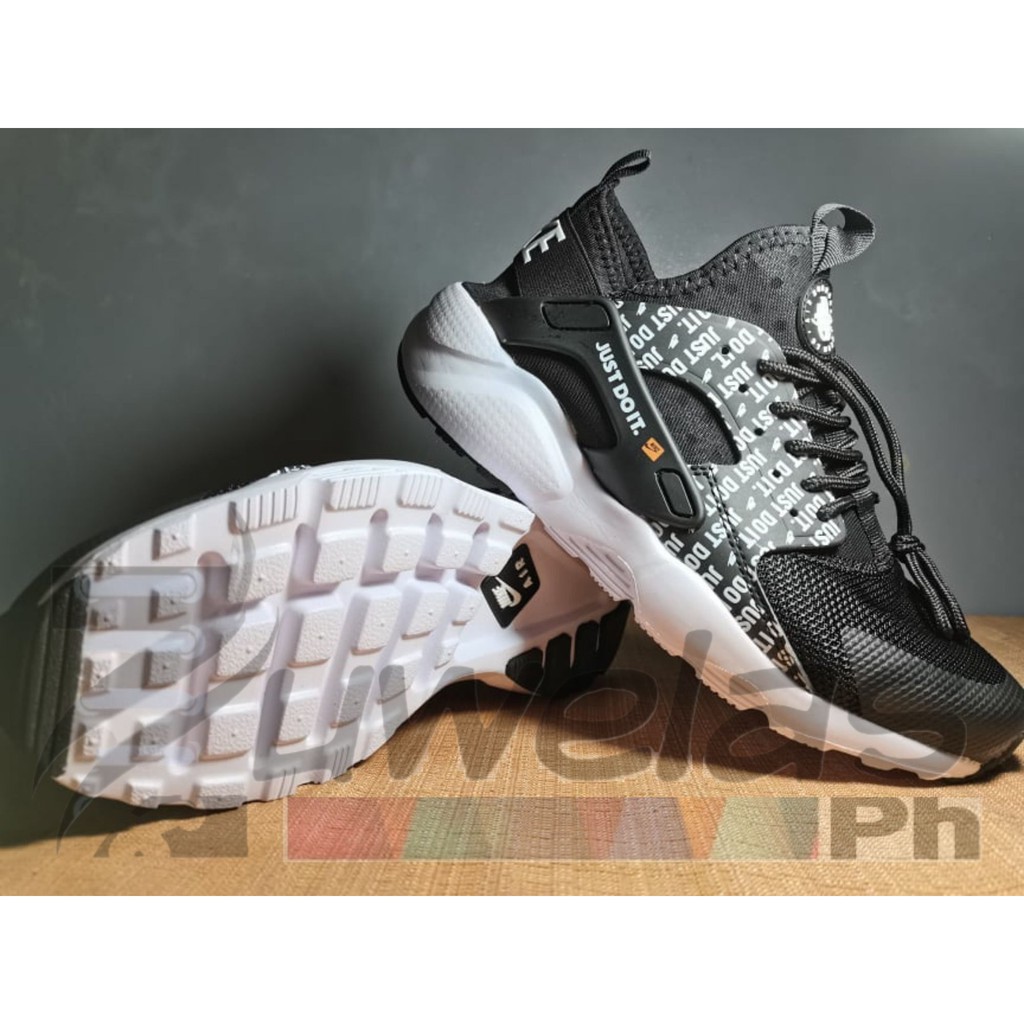 nike huarache black with white sole