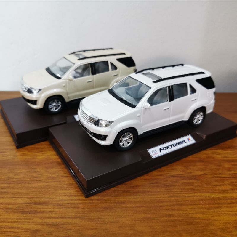 1/32 Toyota Fortuner Plastic Scale Model Toy Car (2012 to 2015