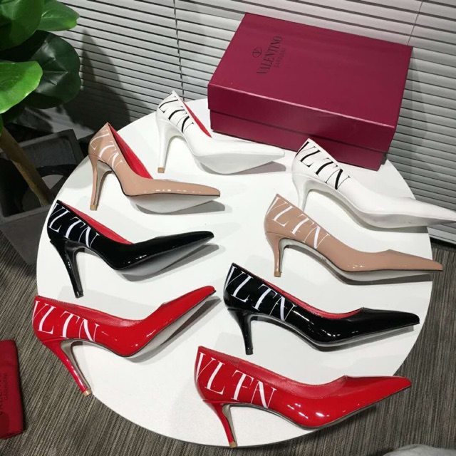 vltn white pumps