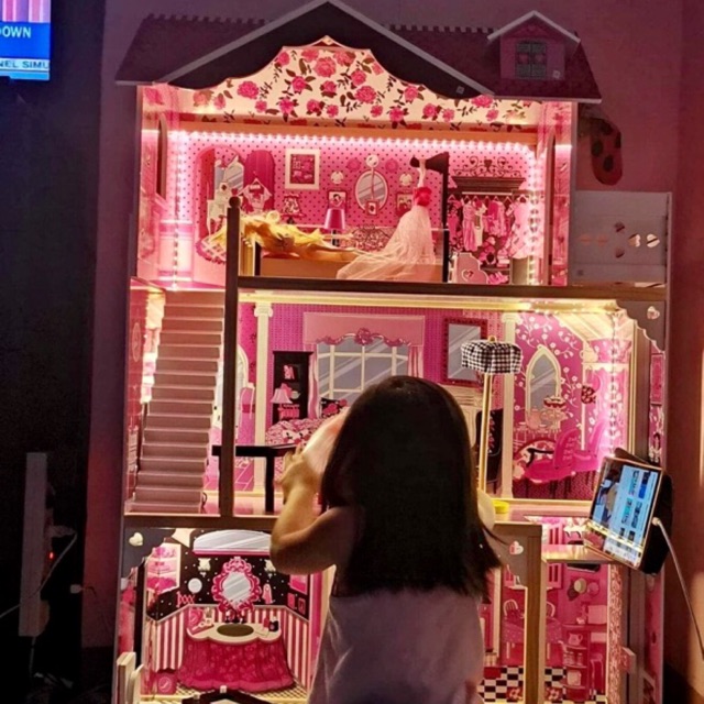 dollhouse mansion