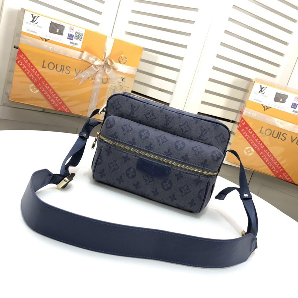 messenger bag outdoor