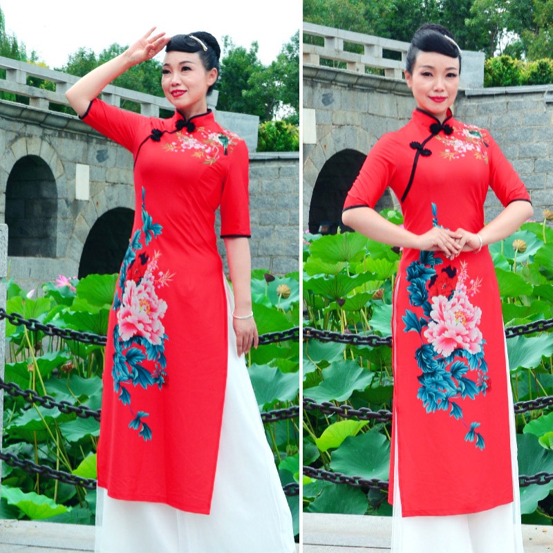 Áo dài trang phục dân gian: Khi nhắc đến áo dài, bạn sẽ nghĩ ngay đến trang phục dân gian của Việt Nam. Với hoa văn, họa tiết và màu sắc truyền thống, áo dài trang phục dân gian mang lại vẻ đẹp cổ điển, duyên dáng cho người mặc.